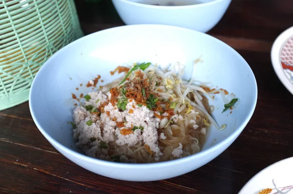 Macarrão Sopa Picante Tailandesa Tom Yum Com Carne Porco Picada — Fotografia de Stock