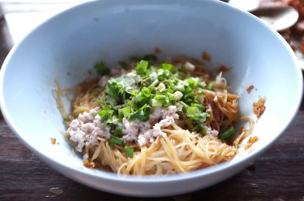 Macarrão Sopa Picante Tailandesa Tom Yum Com Carne Porco Picada — Fotografia de Stock