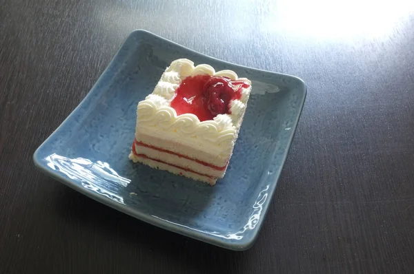 Lezzetli Doğum günü kek yemek üzerinde.