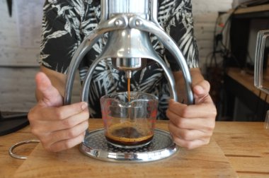 Espresso kahve makinesi dökülen Close-up. Adam eliyle kahve