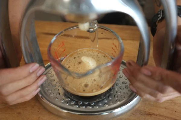 Nahaufnahme Von Espresso Der Aus Der Kaffeemaschine Ausgeschenkt Wird Männerhand — Stockfoto