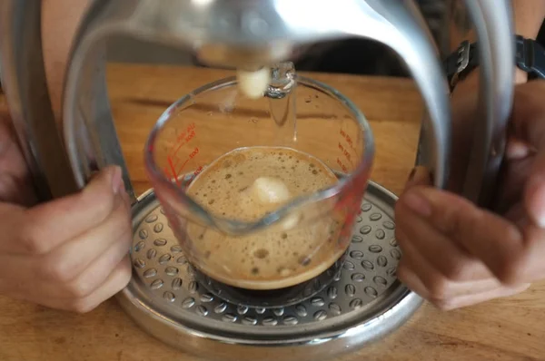 Nahaufnahme Von Espresso Der Aus Der Kaffeemaschine Ausgeschenkt Wird Männerhand — Stockfoto