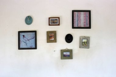 Beyaz duvar fotoğraflar çeşitli fotoğraf çerçeveleri