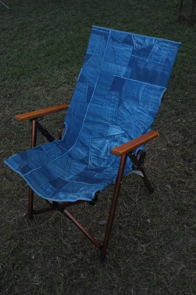 Składane Krzesło Dla Połowów Lub Piknik Tkanina Niebieski Ogród — Zdjęcie stockowe