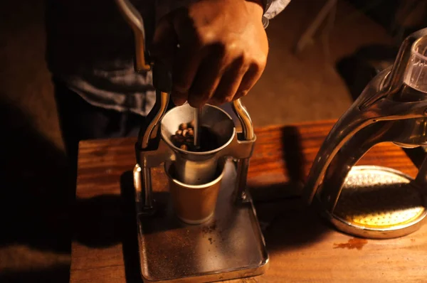 Barista Kaffeebohnen Mahlen Manuelle Kaffeemühle — Stockfoto