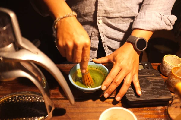 抹茶ラテの緑茶成分を作るバリスタ — ストック写真