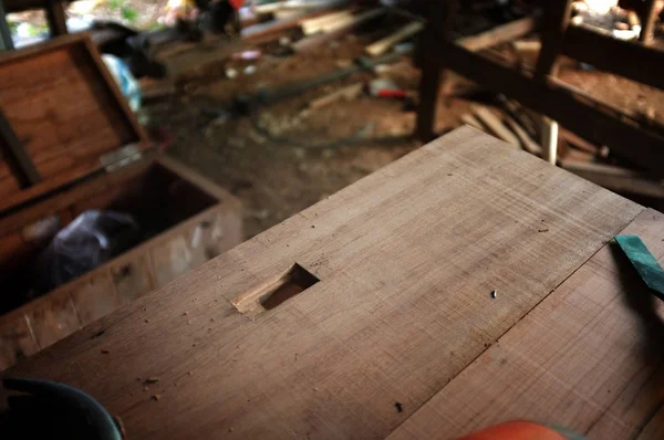 Équipement Sur Bureau Bois Avec Homme Travaillant Arrière Plan Atelier — Photo