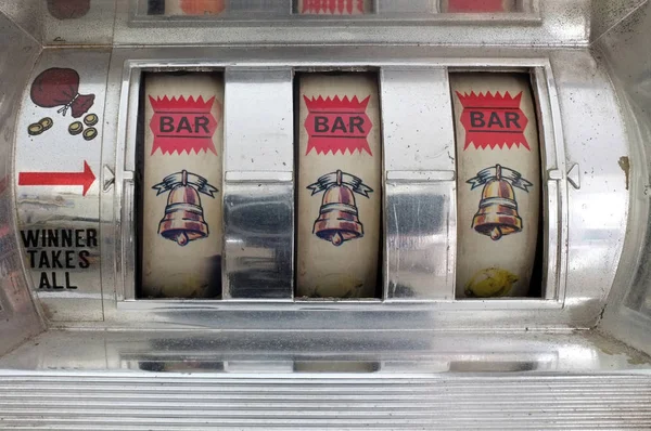 Игровой Автомат Тремя Золотыми Символами Колокола Мбаппе Повезло — стоковое фото