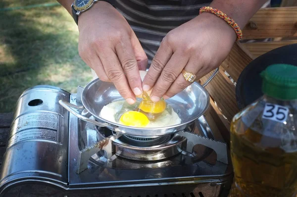 Gros Plan Une Paire Mains Craquant Œuf Dans Une Casserole — Photo