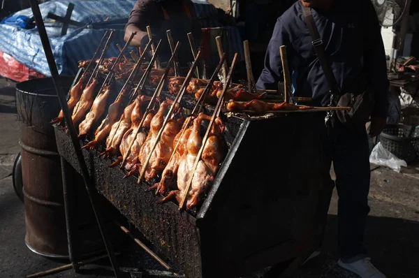 Grelha Frango Fogão Quente Assar Frango Churrasco Grelhador Defumado Tailandês — Fotografia de Stock