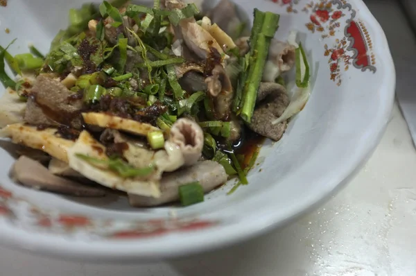 タイの屋台でサコンナ コーン県 豚肉と豚肉麺します — ストック写真