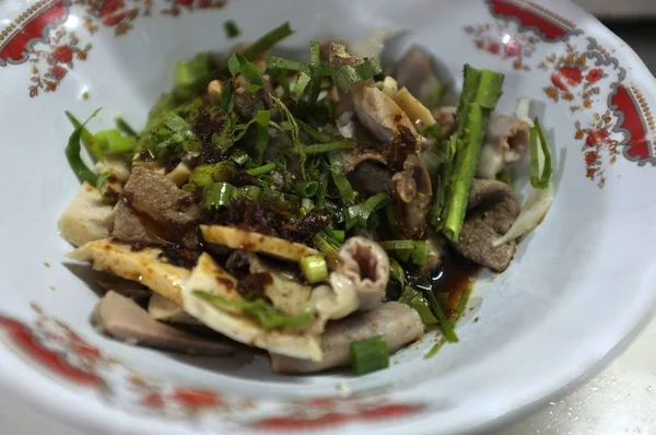 タイの屋台でサコンナ コーン県 豚肉と豚肉麺します — ストック写真