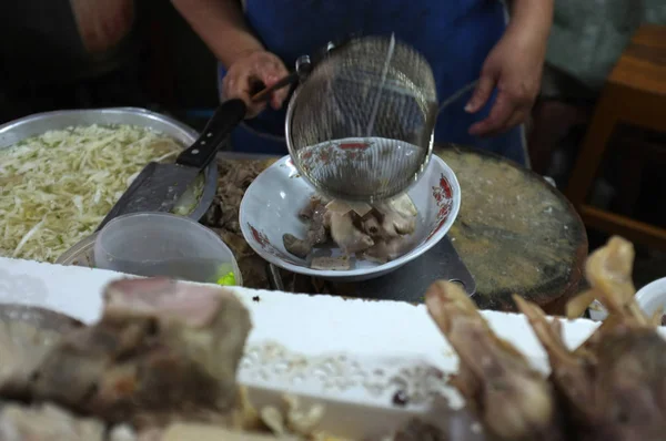 Chef Cozinhar Macarrão Com Entranhas Porco Porco Restaurante Local Tailândia — Fotografia de Stock