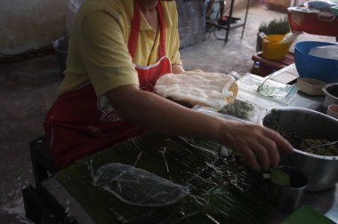 Pirinç-cilt köfte veya Khao Kriap Pak Maw, Sakon Nakhon Tayland Tayland sokak gıda Tay buğulama .