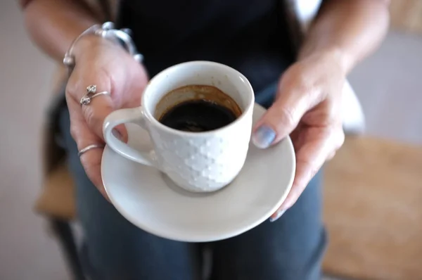 Barista Tenant Une Tasse Café — Photo