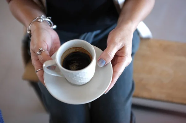 Barista Tenant Une Tasse Café — Photo