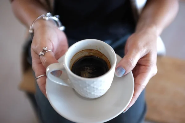 Barista Tenant Une Tasse Café — Photo