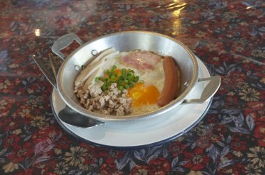 Indochina yumurta Sakon Nakhon, Tayland, Topingler ile tavada .