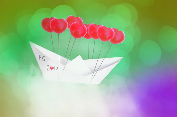 青い空と雲に飛んで赤いハート形バルーンと紙のボート コンセプト バレンタインの甘い夢 — ストック写真
