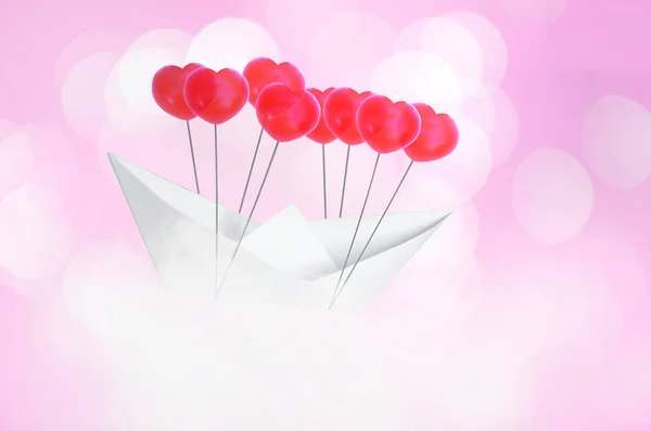 青い空と雲に飛んで赤いハート形バルーンと紙のボート コンセプト バレンタインの甘い夢 — ストック写真