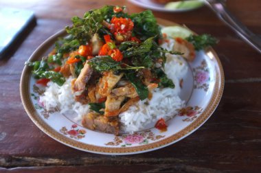 Kızarmış domuz eti ve Çıtır Fesleğen. Tayland sokak yemeği.