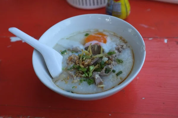 Σούπα Ρύζι Congee Κιμά Χοιρινό Κρέας Και Εντόσθια Αυγό Στο — Φωτογραφία Αρχείου