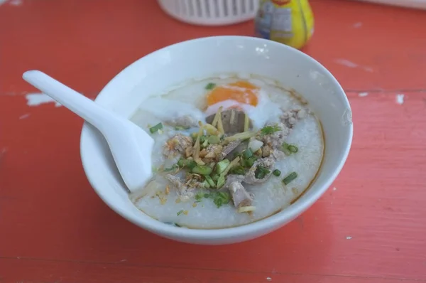 Σούπα Ρύζι Congee Κιμά Χοιρινό Κρέας Και Εντόσθια Αυγό Στο — Φωτογραφία Αρχείου