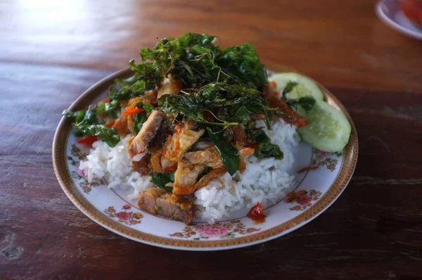 Stir Goreng Daging Babi Dengan Crispy Basil Makanan Jalanan Thailand — Stok Foto