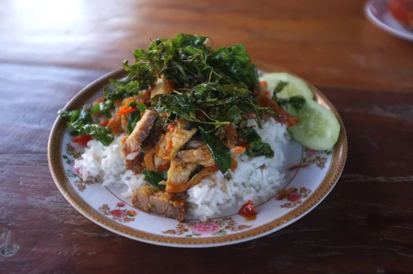 Stir Goreng Daging Babi Dengan Crispy Basil Makanan Jalanan Thailand — Stok Foto