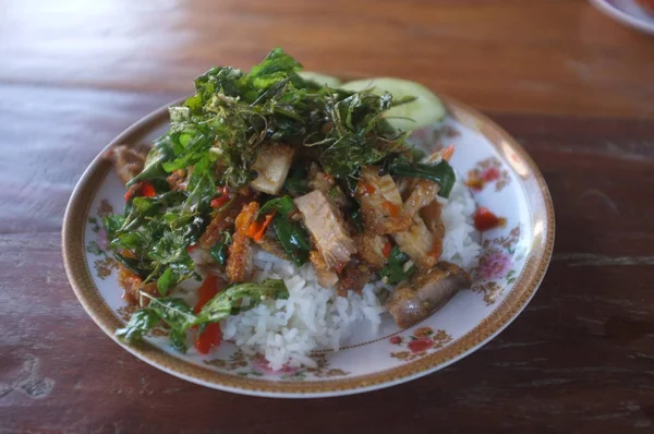 Kızarmış domuz eti ve Çıtır Fesleğen. Tayland sokak yemeği.