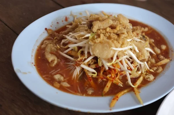 春雨や発酵魚や塩辛とカリカリ豚 おなか Sua ソムタム タイ料理とパパイヤのスパイシー サラダ — ストック写真