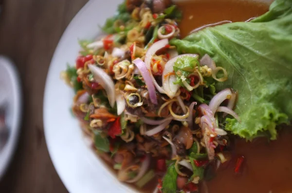 混合野菜のサラダ コックル タイのスパイシーなタイ料理 — ストック写真
