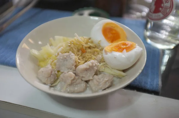 沸騰させる卵とココナッツ ミルクと Kanom Cheen 見たベトナムまたはタイのライス ヌードル — ストック写真