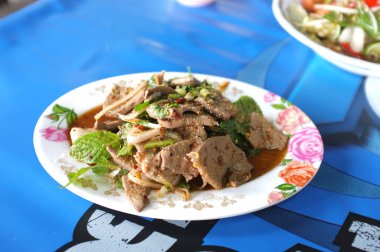 Domuz karaciğer baharatlı salata .