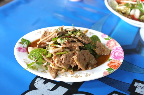 Ensalada picante de hígado de cerdo  . — Foto de Stock