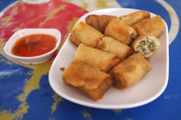 Sauté chinois traditionnel rouleaux de printemps nourriture — Photo