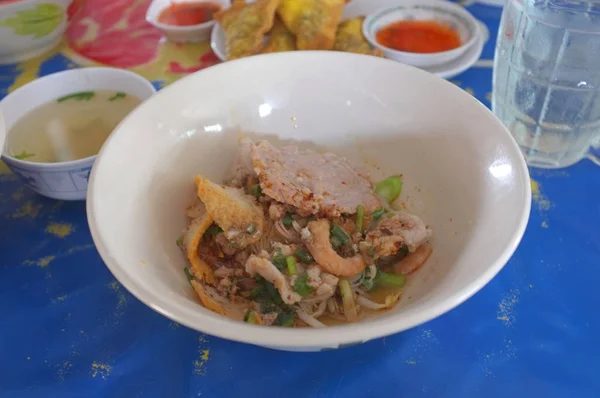 Soupe chinoise de nouilles de riz au porc, boulette de poisson — Photo