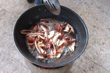 Sarımsak ve biber tavada kalamar