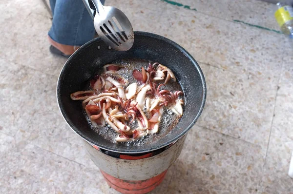 Calamari con aglio e pepe in padella — Foto Stock