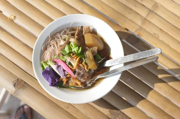 Soupe de nouilles de riz aux champignons — Photo