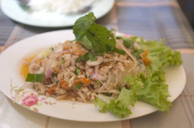 Cam Noodle Pork somun baharatlı salata (Yum Woon Sen) 