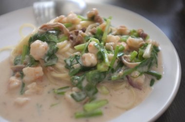 Spagetti deniz ürünleri ve ekşi krema ile