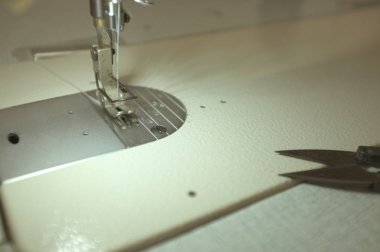 Benim ev, terzi aracında dikiş makinesi