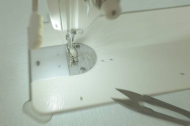 Benim ev, terzi aracında dikiş makinesi