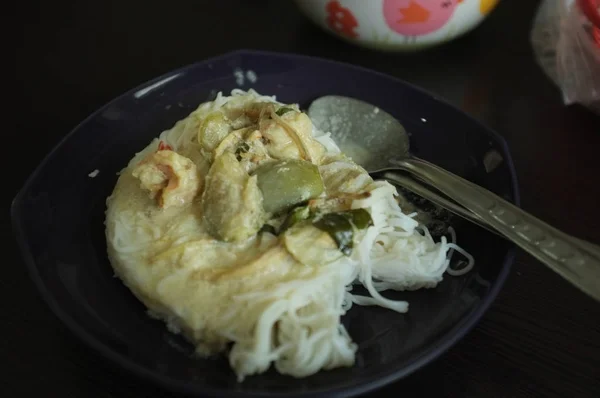 Rizs, tészta és a zöld chicken curry kókusztejjel hívás Kha Nom Jeen Kaeng Kai — Stock Fotó