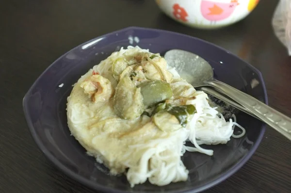 Reisnudel und grünes Hühnercurry in Kokosmilch nennen kha nom jeen kaeng kai — Stockfoto