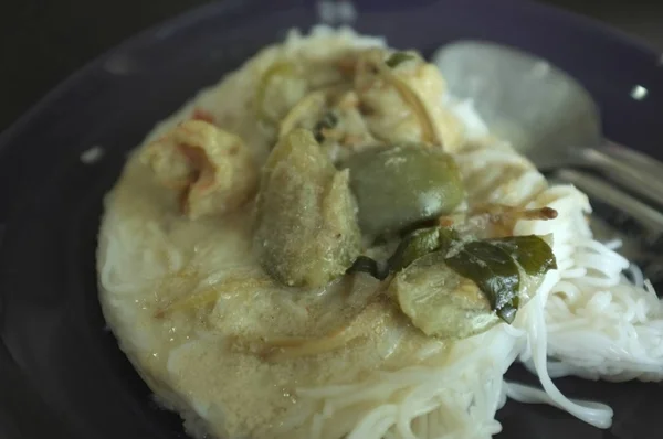 Tagliatelle di riso e pollo verde al curry nel latte di cocco chiamata Kha Nom Jeen Kaeng Kai — Foto Stock