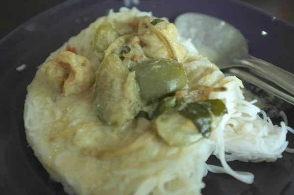 Risnudlar och grön kyckling curry i kokosmjölk samtal Kha Nom Jeen Kaeng Kai — Stockfoto