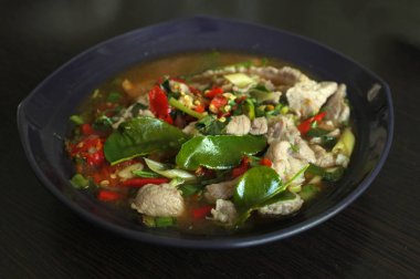 Haşlanmış domuz kireç sarımsak ve biber sosu (moo ma Não ile)