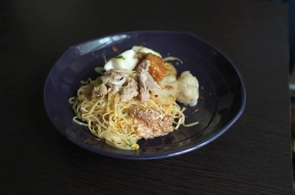 Nudeln im asiatischen Stil mit verschiedenen Schweine- und Fischbällchen, thailändischem Essen — Stockfoto